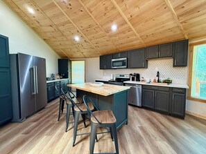 Kylskåp, mikrovågsugn, ugn och spishäll