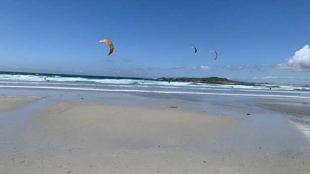 A beach with a clear sky and three kites flying. - Ty Mamm – 5 min from Beach – 3 Bedrooms – Sleeps 6 (Guilvinec)