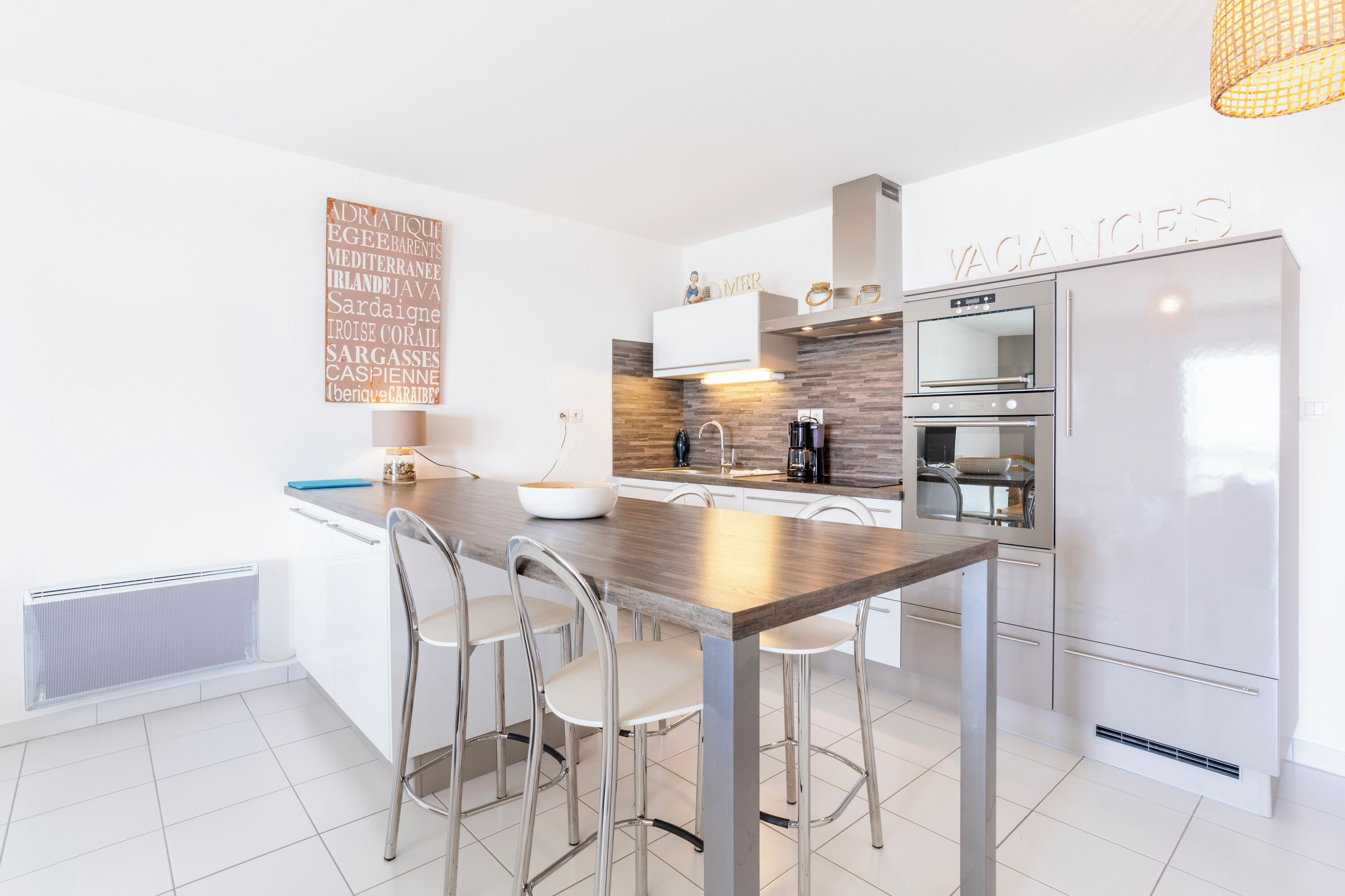 Kjøleskap, mikrobølgeovn, kokeplater og oppvaskmaskin