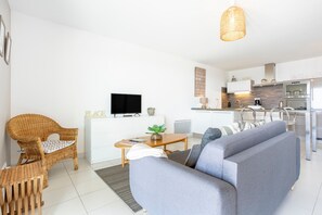 TV - Rêve Bleu – Terrace with 180° Sea View, 1 Bedroom, 2 Guests (Penmarc'h)