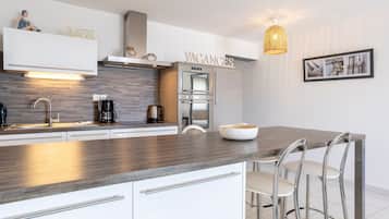 Réfrigérateur, micro-ondes, plaque de cuisson, lave-vaisselle