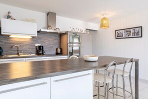 Fridge, microwave, stovetop, dishwasher - Rêve Bleu – Terrace with 180° Sea View, 1 Bedroom, 2 Guests (Penmarc'h)