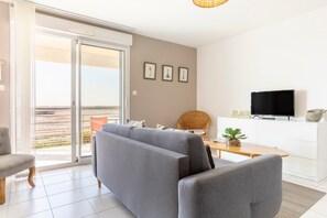 TV - Rêve Bleu – Terrace with 180° Sea View, 1 Bedroom, 2 Guests (Penmarc'h)