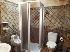 Regadera, secadora de cabello, toallas 