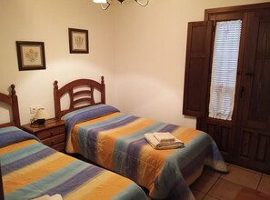 6 habitaciones, tabla de planchar con plancha y ropa de cama 