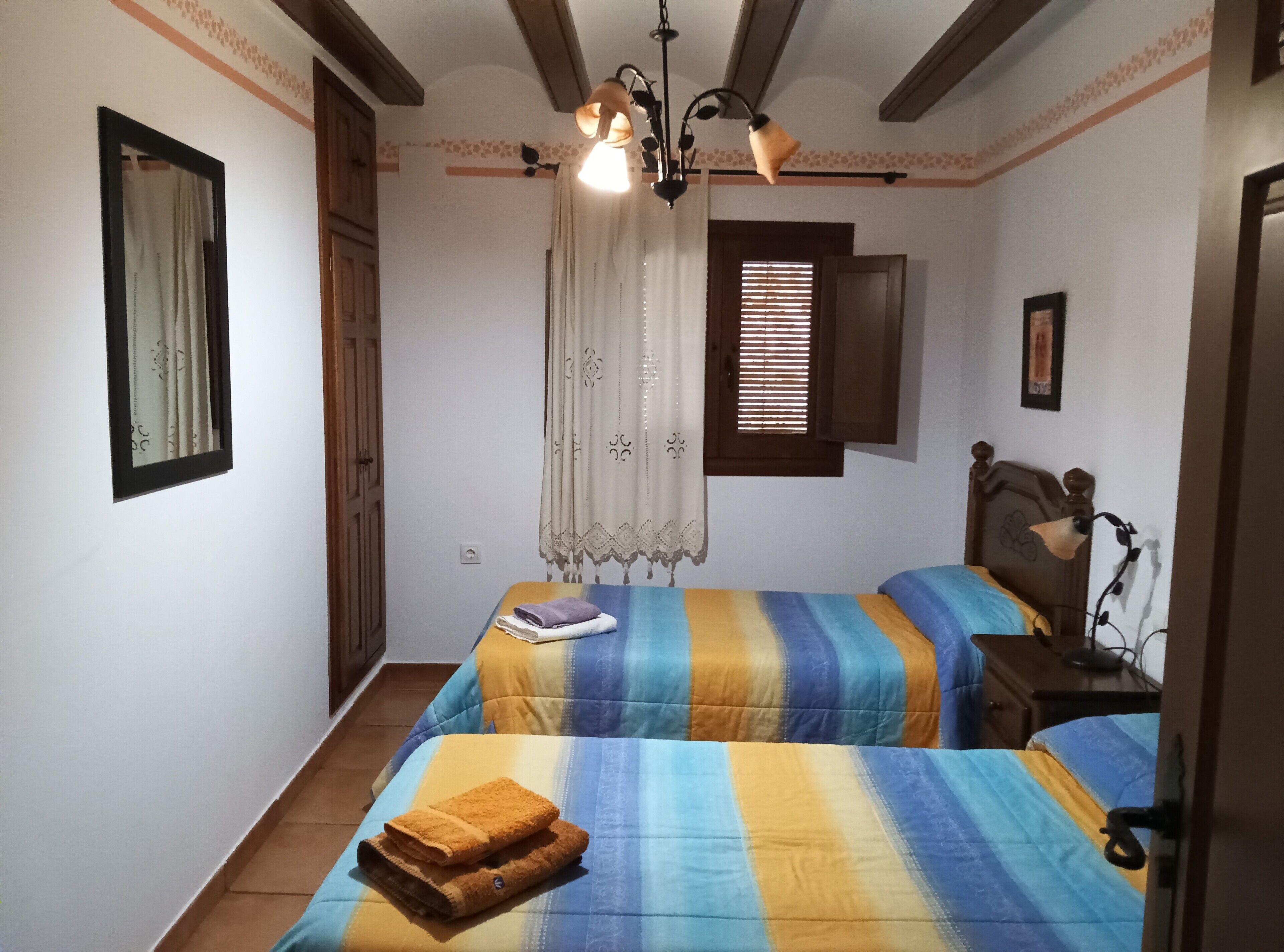 8 habitaciones, tabla de planchar con plancha y ropa de cama 
