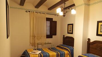 8 chambres, fer et planche Ă repasser, draps fournis