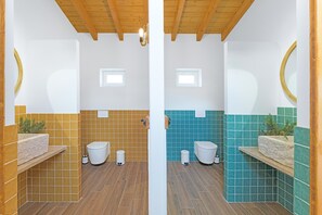 Dusj, hårføner og håndklær