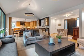 Televisión, chimenea, oficina