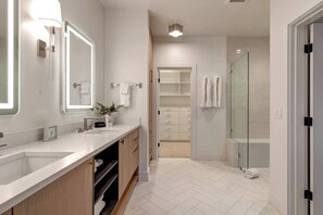 Shower, hair dryer, shampoo - Abode at Warm Springs on The River, Ketchum (Ketchum)