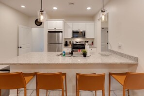 Een koelkast, een microgolfoven, een oven, een kookplaat