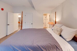 3 bedrooms, desk, WiFi, bed sheets - Luxe Condo-Shuttle & Amenities (Lincoln)
