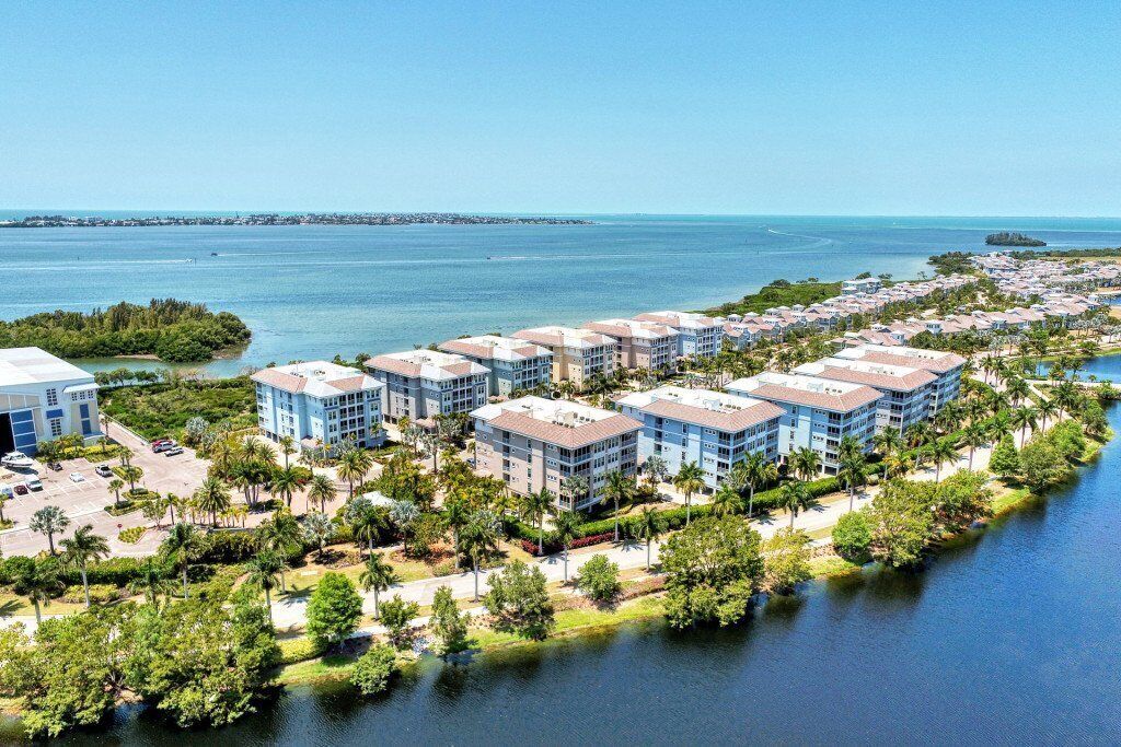 Un hôtel situé sur la côte, composé de plusieurs bâtiments, doté d’un port de plaisance et offrant une vue dégagée sur l’océan.