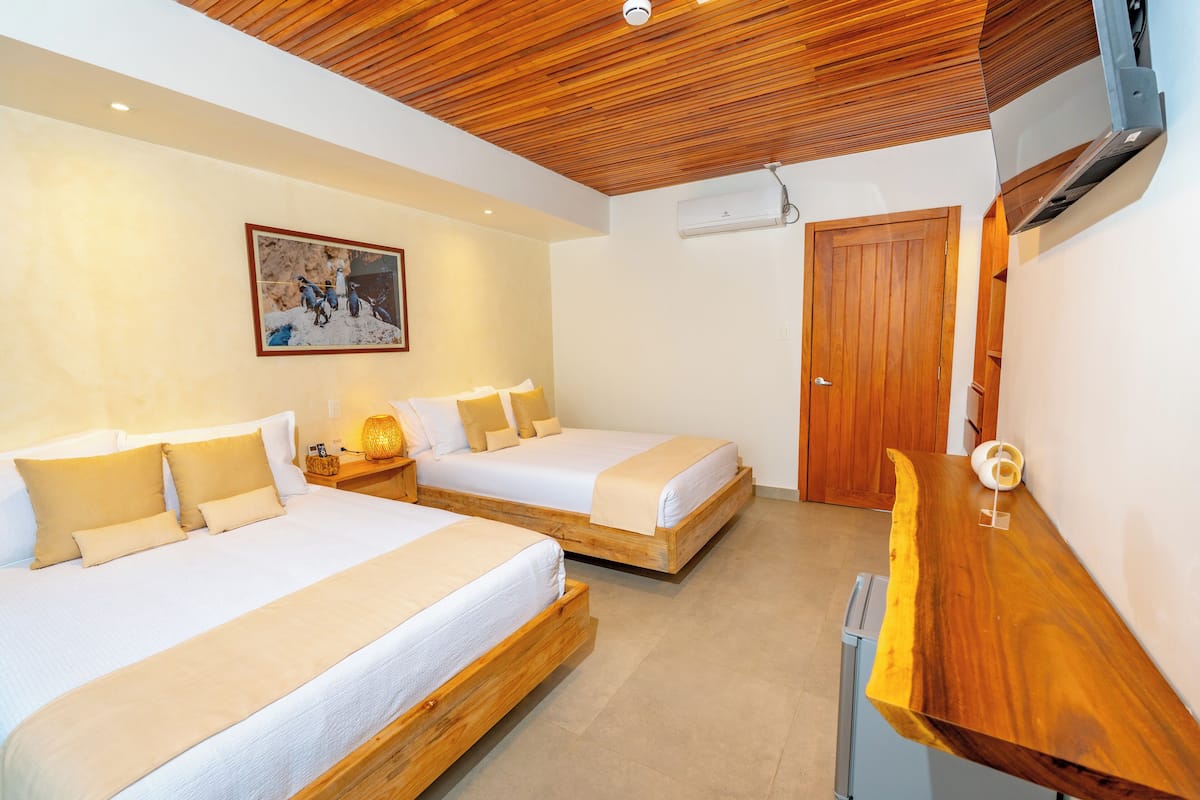 Superior tweepersoonskamer, uitzicht op baai | Luxe beddengoed, donzen dekbedden, een minibar, een kluis op de kamer
