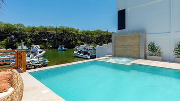 Una piscina al aire libre (de 13:00 a 22:00), tumbonas