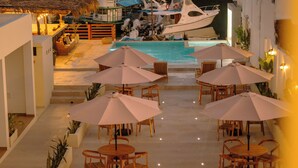 Een resort met een zwembad, terras en een steiger.