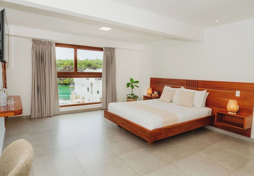 Ropa de cama de alta calidad, cubrecamas y minibar 