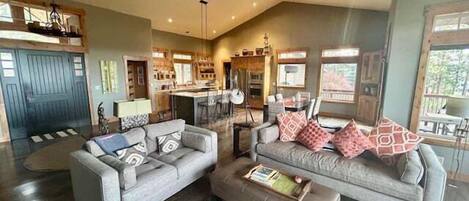 Smart TV, chimenea y oficina