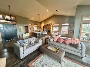 Una Smart TV, una chimenea, una oficina