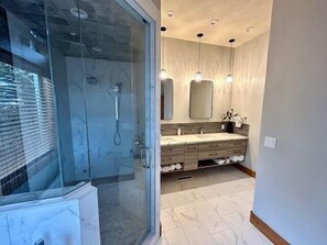 Dusche, Haartrockner, Handtücher