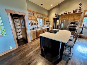 Køleskab, mikrobølgeovn, ovn, kogeplade