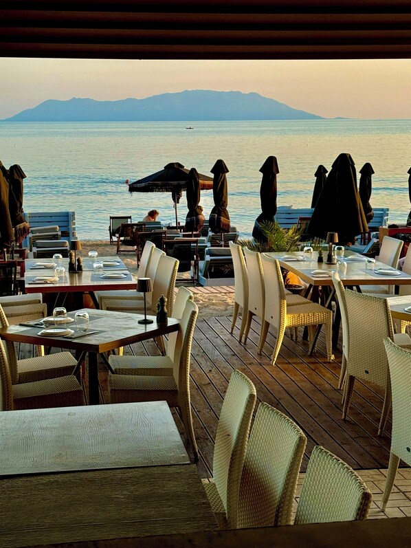 Outdoor dining - LUXE COASTAL RETREAT Apartment (Alexandroupoli)