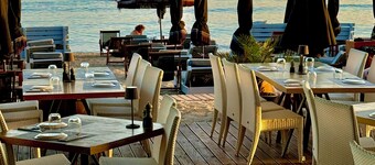 LUXE COASTAL RETREAT Apartment