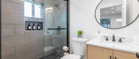 Dusche, Haartrockner, Handtücher, Seife