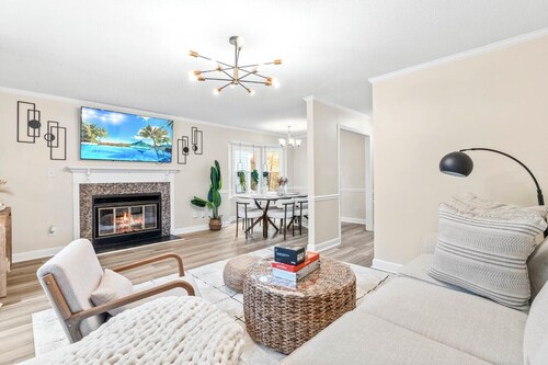 3BR with Personal TVs in Raleigh! 2 King Beds!