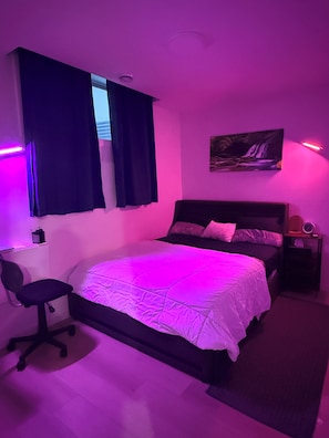 2 bedrooms, desk, iron/ironing board, free WiFi - 2-Bed, 2-Bath Home: Perfect for Work, Relaxation, and Exploring Calgary & Banff. (Calgary)