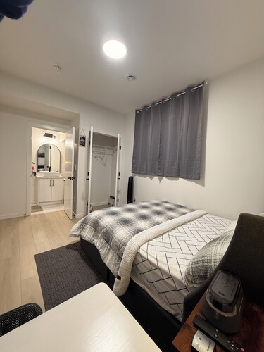 2-Bed, 2-Bath Home: Perfect for Work, Relaxation, and Exploring Calgary & Banff.