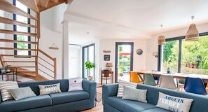 TV, books - Villa Luxe vue Bassin, Plage et Piscine chauffée (Andernos-les-Bains)