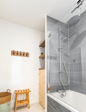 Douche, sèche-cheveux, serviettes fournies, savon