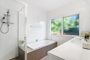 Dusche, Haartrockner, Handtücher