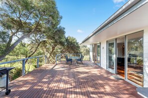 Outdoor dining - Menzies Backbeach Retreat by Ready Set Stay (Rye)