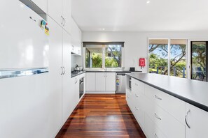 Fridge, microwave, oven, stovetop - Menzies Backbeach Retreat by Ready Set Stay (Rye)