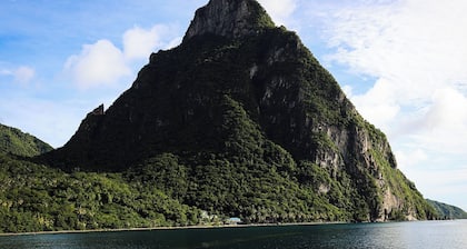 Charming 1-bedroom apartment with WiFi, AC in wonderful Soufriere