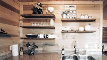 Frigorífico, microondas, placa de cocina y cafetera o tetera