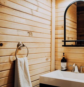 Milieuvriendelijke toiletartikelen, een haardroger, handdoeken