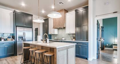 Western-Themed Family Retreat -- Kid-Friendly, Fire Pit, New Build Home