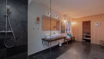 Een douche, een haardroger, handdoeken, zeep