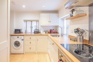 Køleskab, mikrobølgeovn, ovn, kogeplade