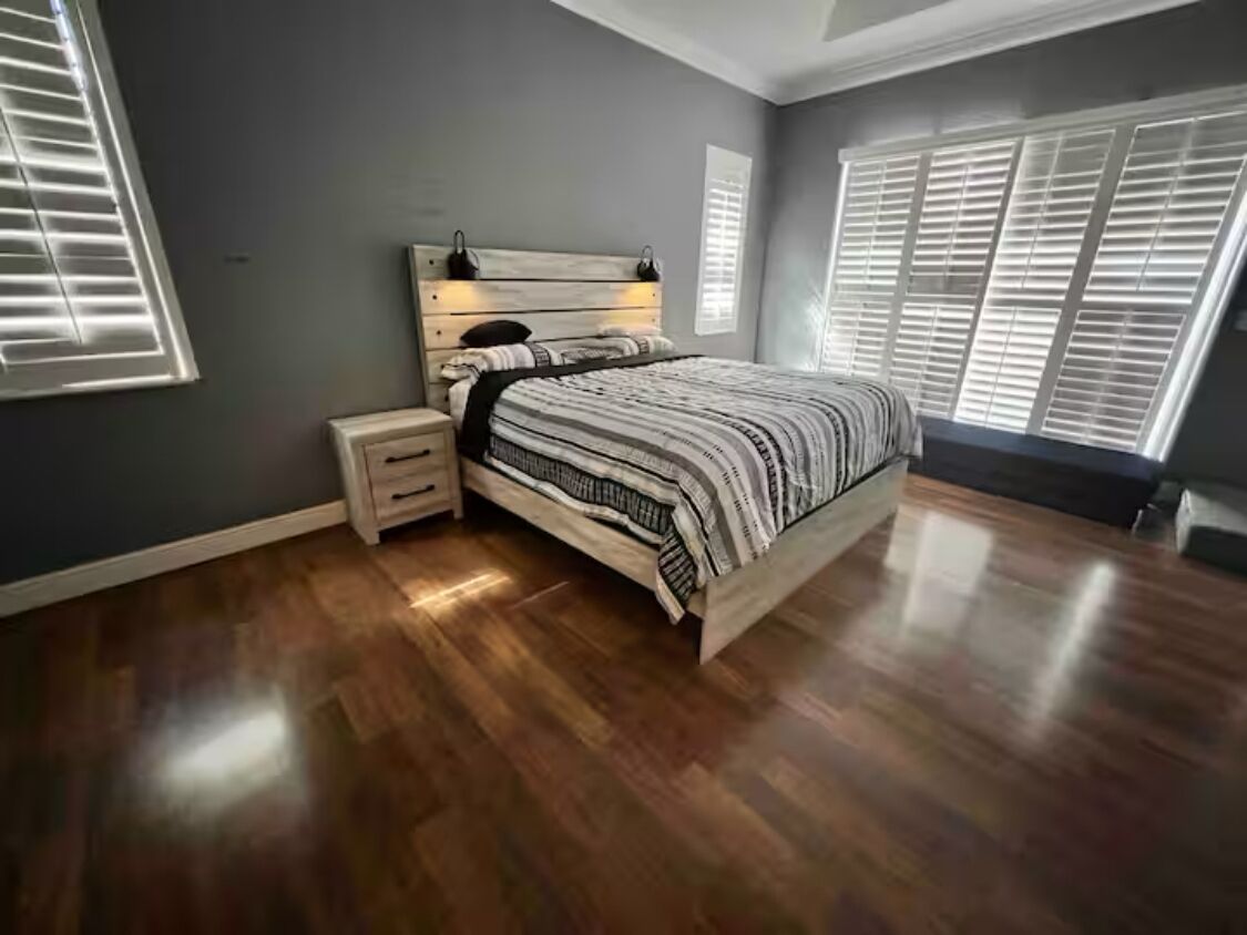 4 habitaciones, tabla de planchar con plancha, wifi y ropa de cama 