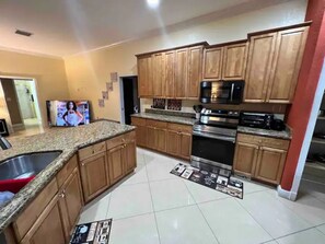 Licuadora, utensilios de cocina, especias y olla para cocinar langostas