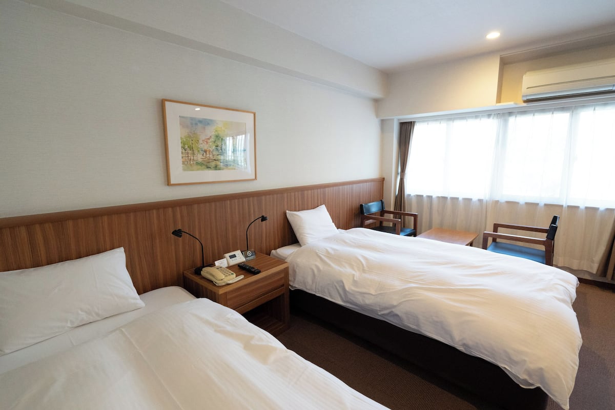 Desk, laptop workspace, WiFi (free), bed sheets