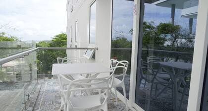 Modern new 3 bedroom apartment 5min walk to beachl/shops/restaurants