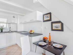 Kjøleskap, mikrobølgeovn og kjøkkenutstyr