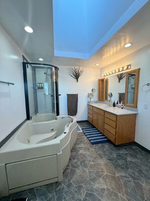 Dusche, Whirlpool, Haartrockner, Bidet