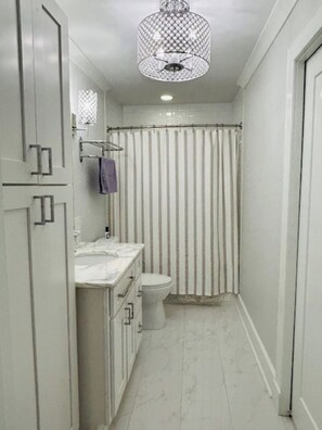 Dusche, HandtĂŒcher, Seife, Toilettenpapier