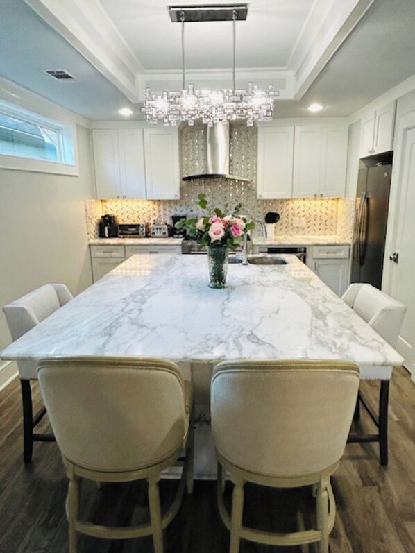 Private kitchen - JEWEL OF GENTILLY-Cute Comfy 2bd 2bath sleeps 8, close to all the action (New Orleans)